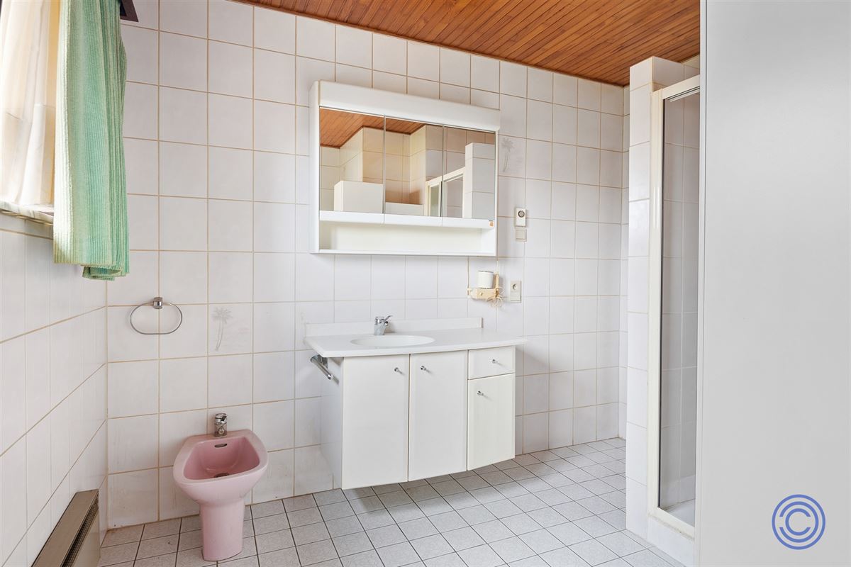 Te renoveren 3-slpk woning met west georiënteerde tuin!