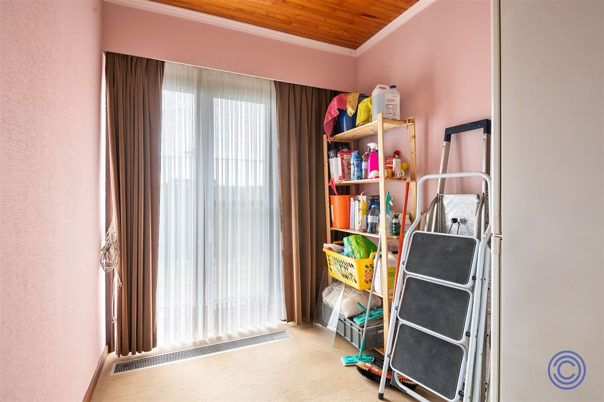 Te renoveren 3-slpk woning met west georiënteerde tuin!