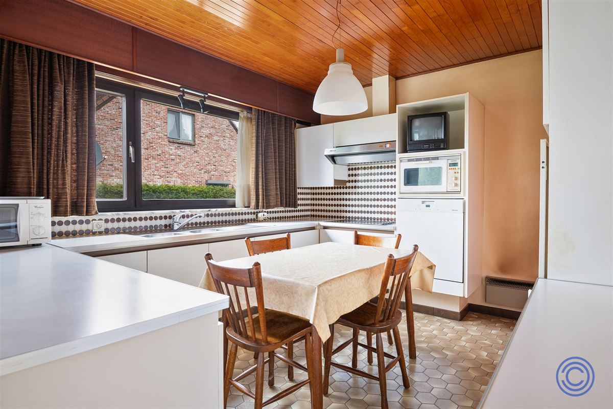 Te renoveren 3-slpk woning met west georiënteerde tuin!