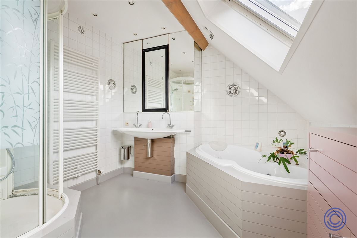 Gezellige, ruime gezinswoning met dakterras, middenin de stad!