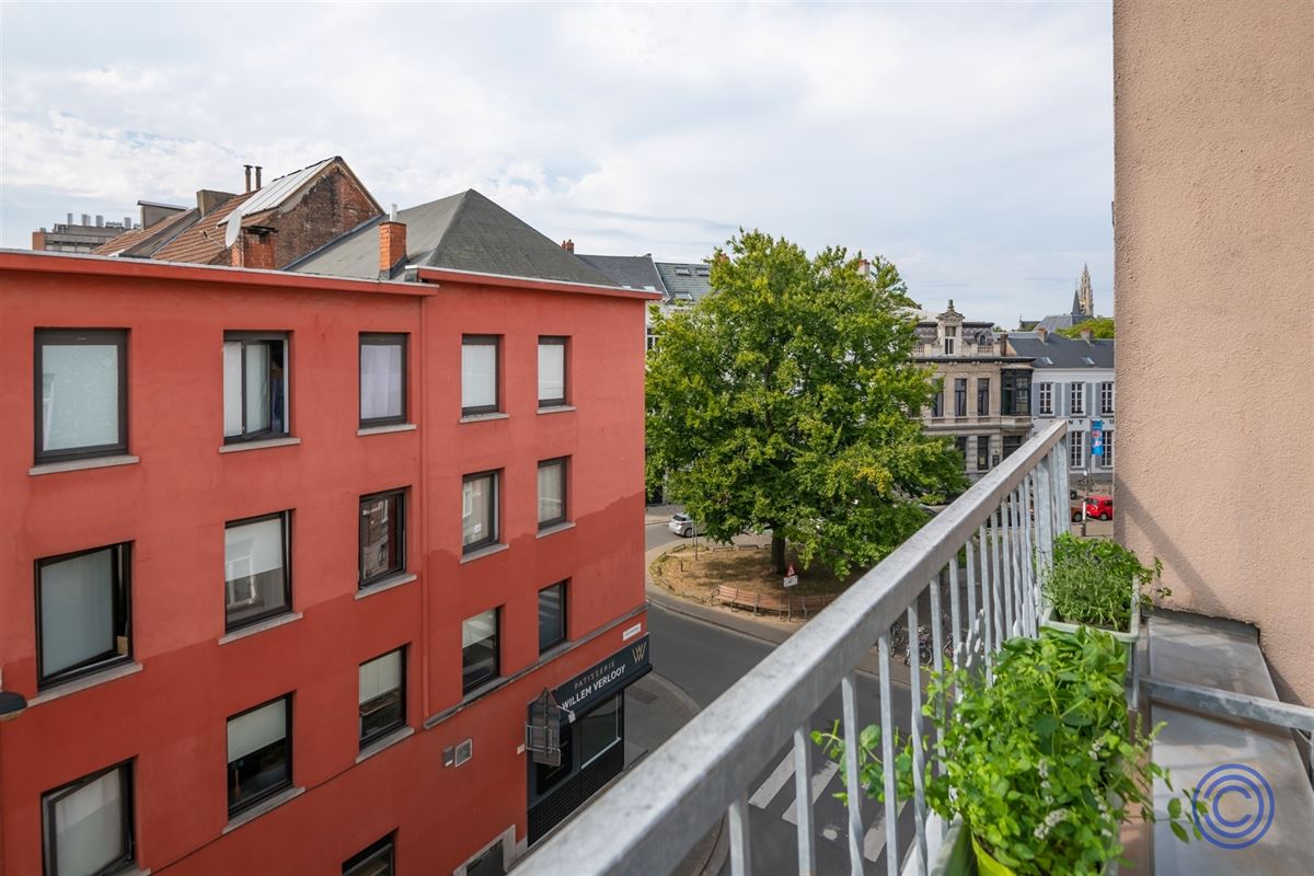 Gezellige, ruime gezinswoning met dakterras, middenin de stad!