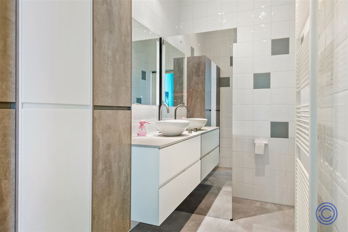 Gezellige, ruime gezinswoning met dakterras, middenin de stad!