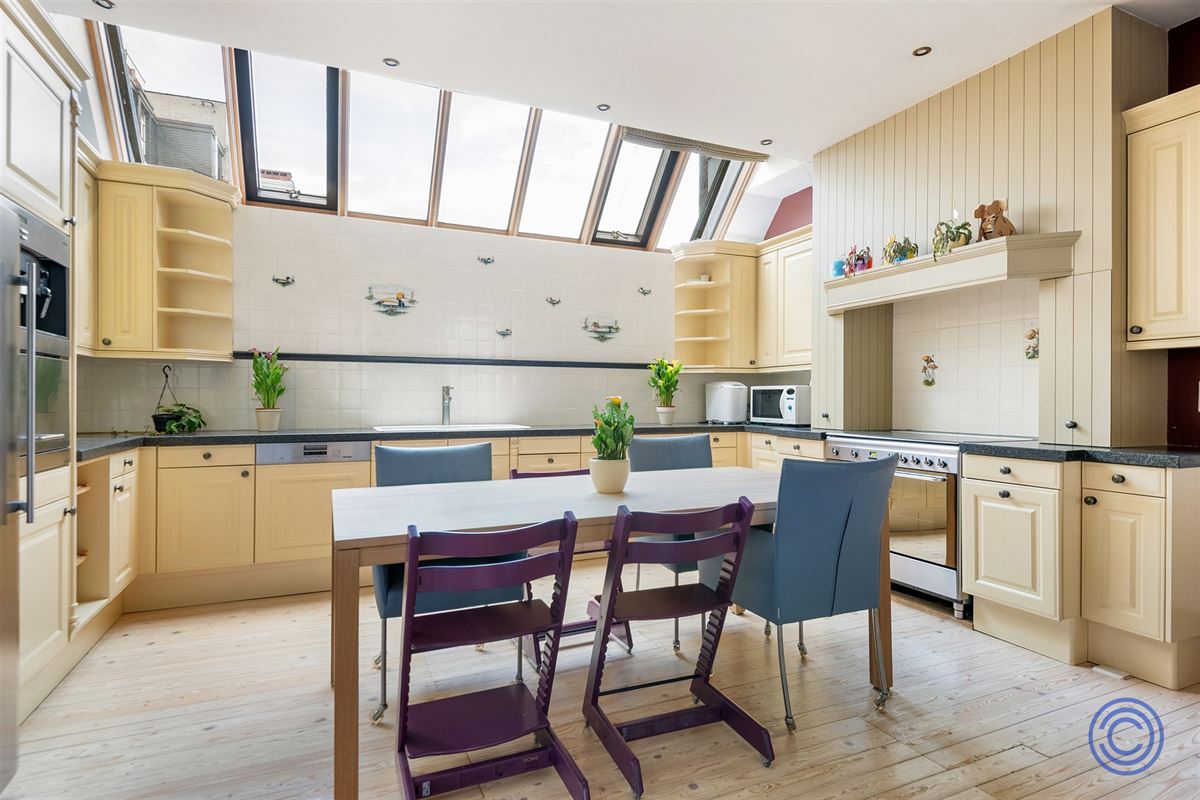 Gezellige, ruime gezinswoning met dakterras, middenin de stad!