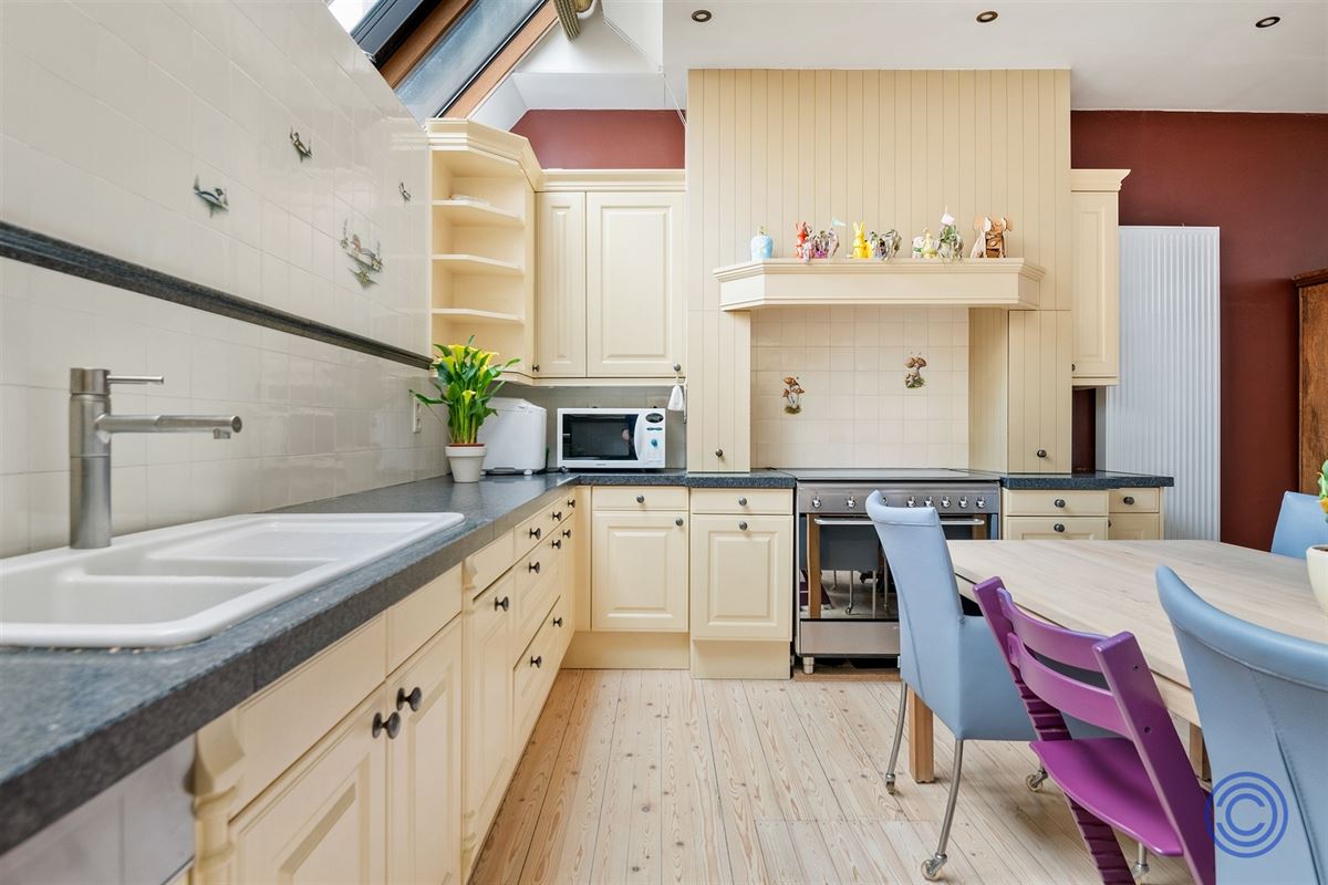 Gezellige, ruime gezinswoning met dakterras, middenin de stad!