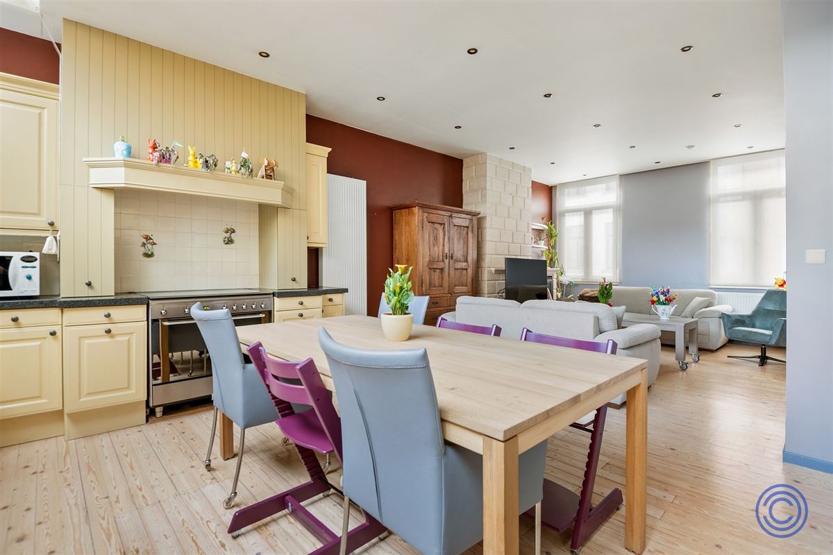 Gezellige, ruime gezinswoning met dakterras, middenin de stad!