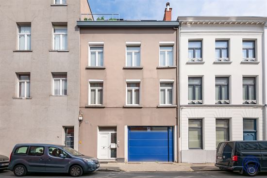 Gezellige, ruime gezinswoning met dakterras, middenin de stad!