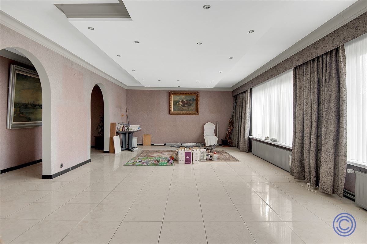 Gebouw ca. 420m² met verschillende ontwikkelingsmogelijkheden