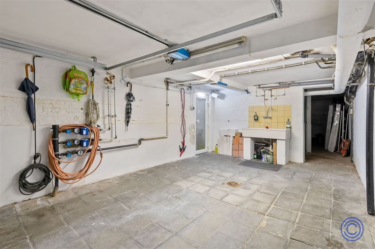Move-in ready ground floor with 3 bedrooms + garden + double garage!