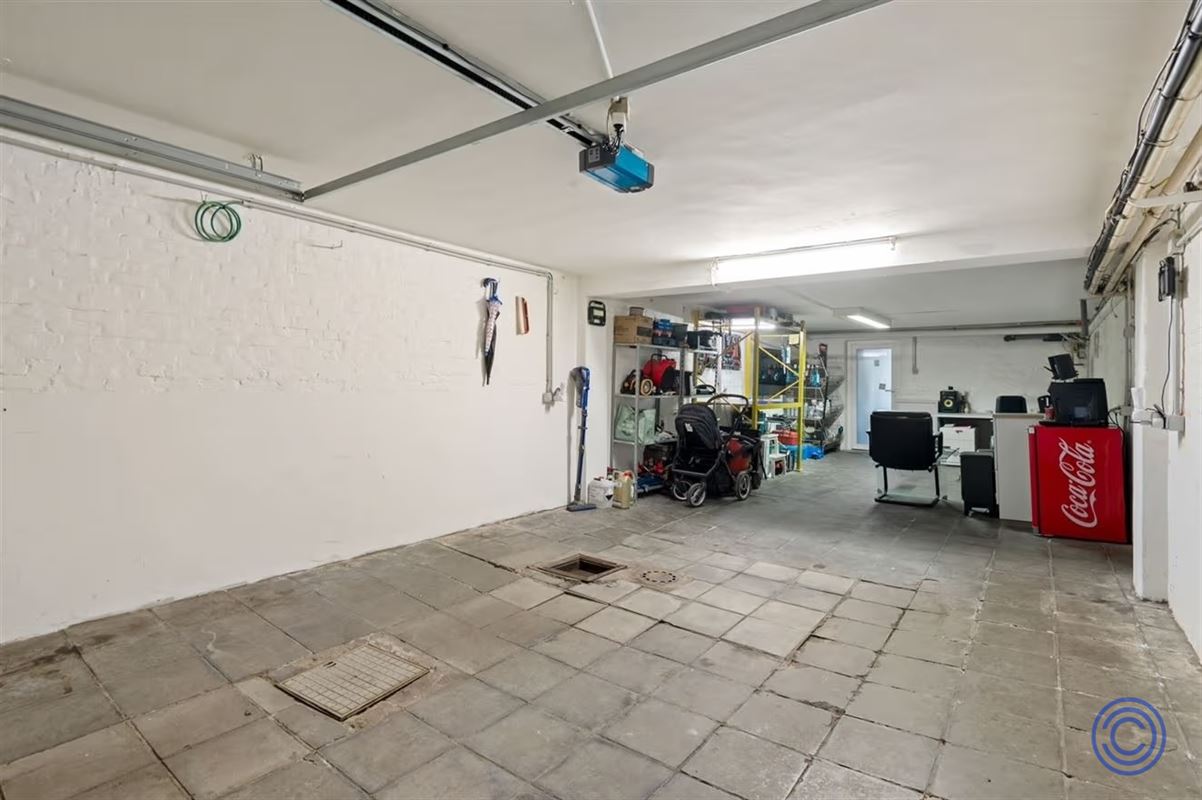 Instapklaar gelijkvloers met 3 slpk + tuin + dubbele garage!
