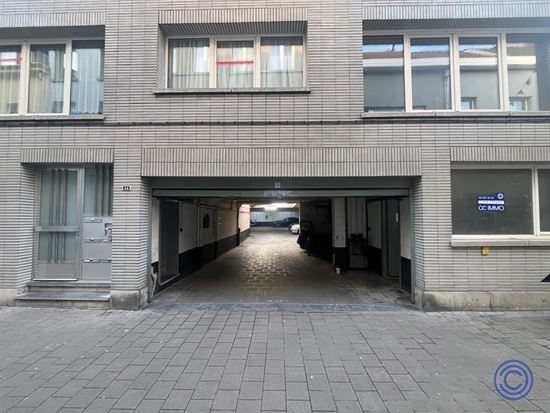 Afgesloten, overdekte staanplaats!
