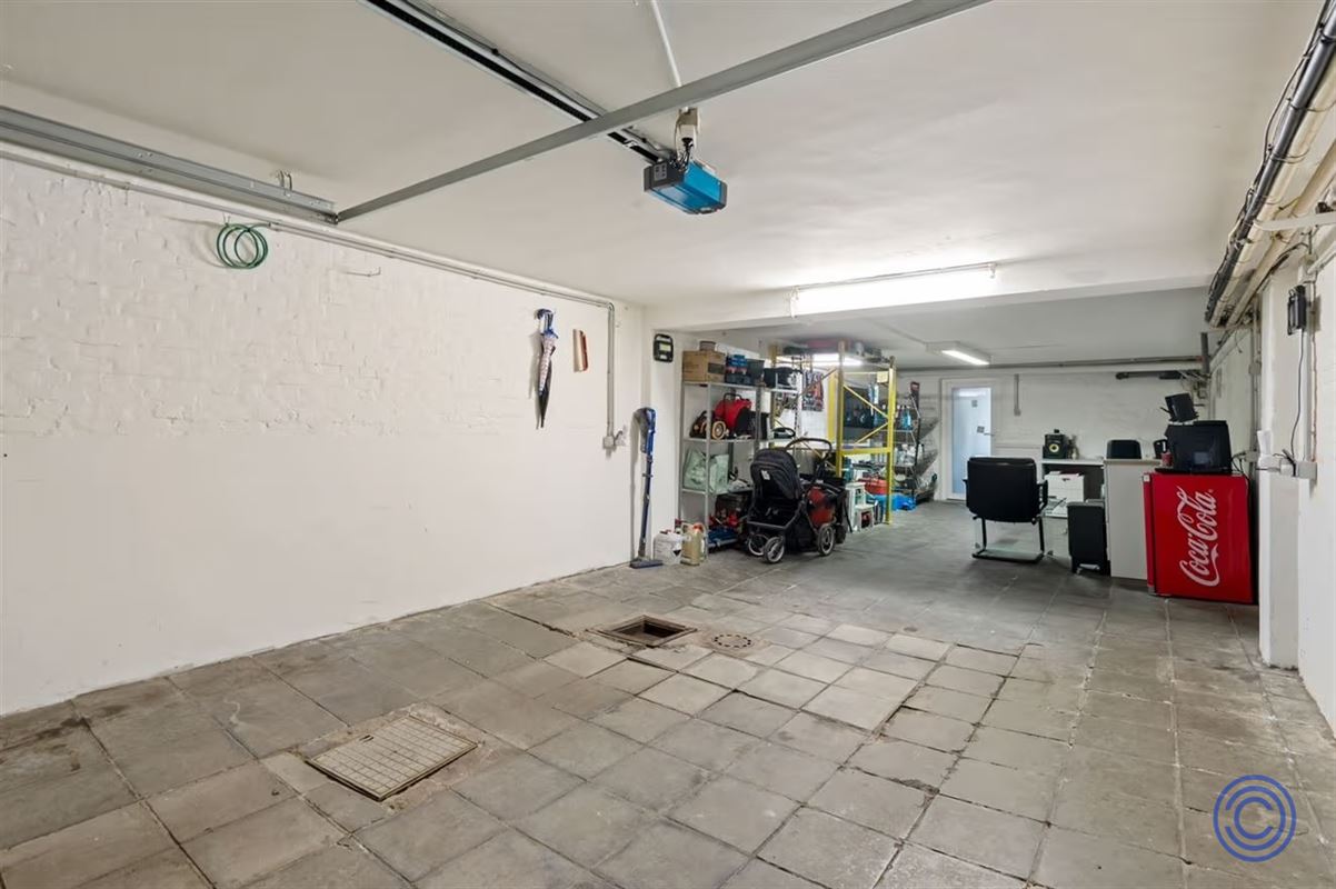 Move-in ready ground floor with 3 bedrooms + garden + double garage!