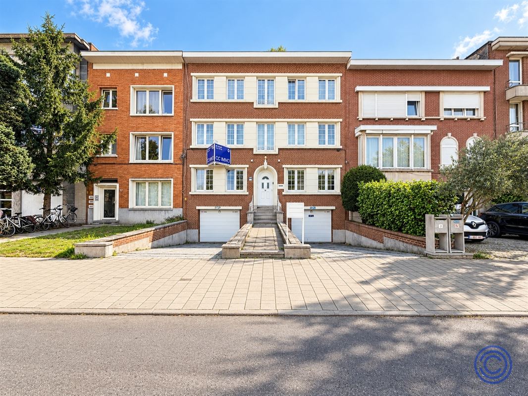 Exceptionally spacious 3-bedroom apartment with a garden and a double garage