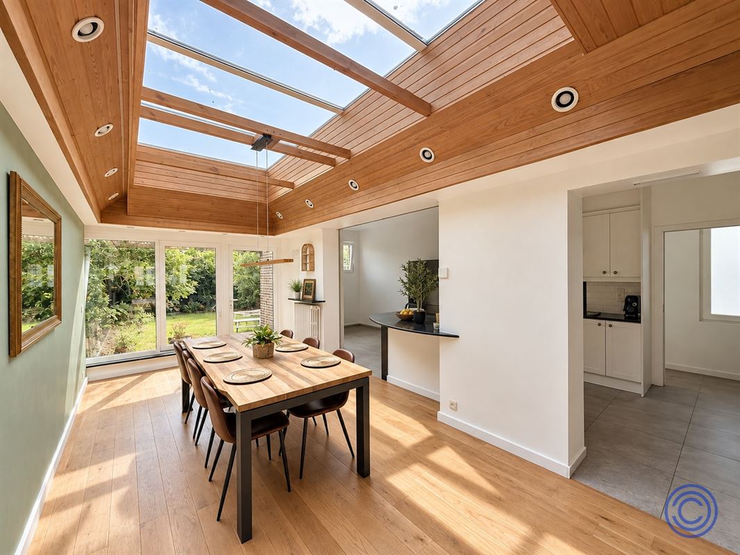 Exceptionally spacious 3-bedroom apartment with a garden and a double garage
