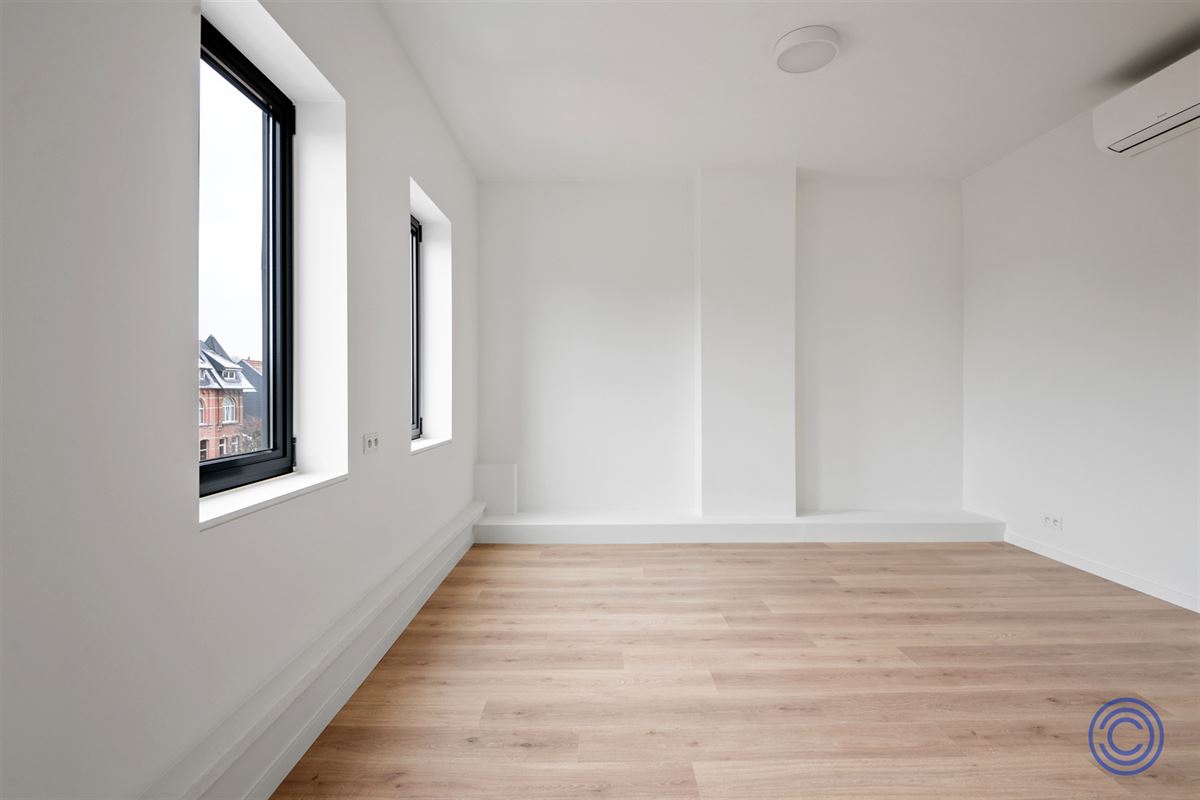 Handsome townhouse with 3 spacious bedrooms and city garden!