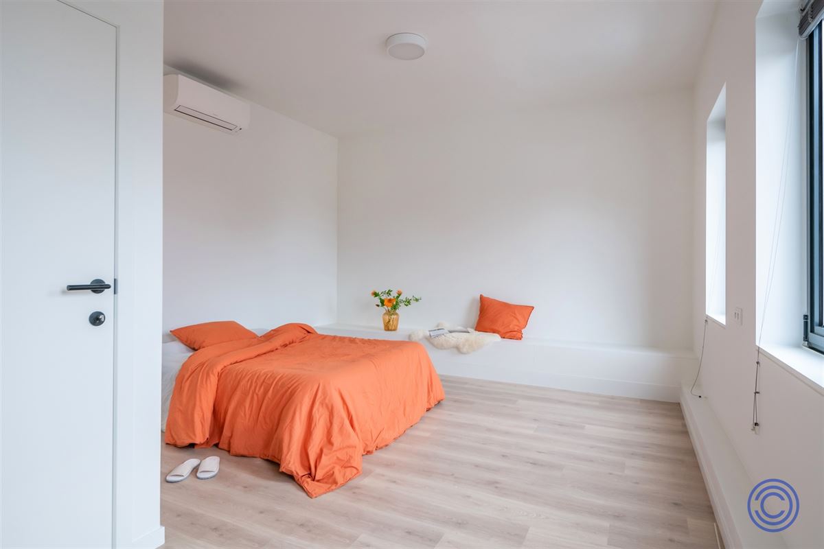 Stately, renovated townhouse with 3 spacious bedrooms and city garden!