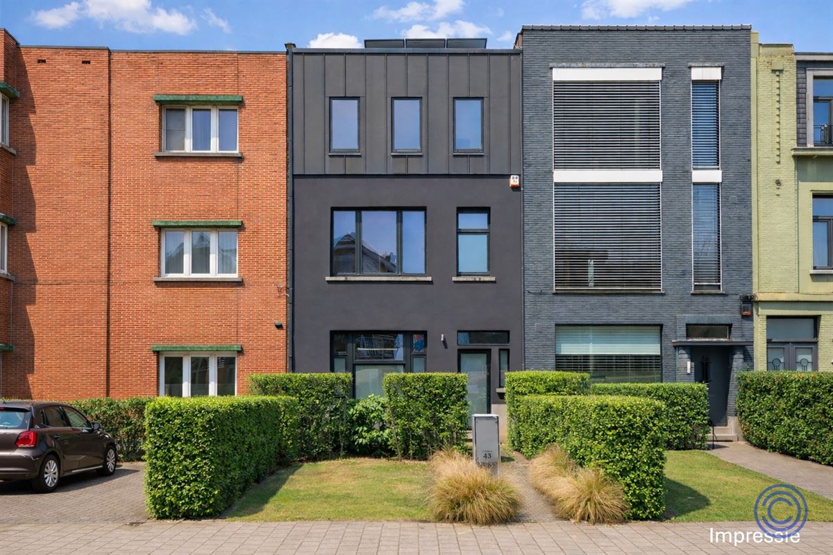 Handsome townhouse with 3 spacious bedrooms and city garden!