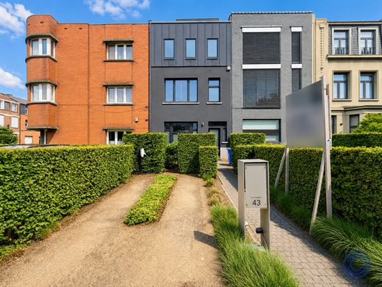 Stately, renovated townhouse with 3 spacious bedrooms and city garden!