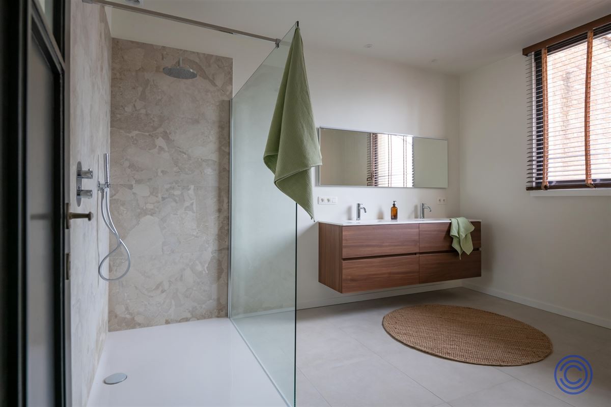 Stately, renovated townhouse with 3 spacious bedrooms and city garden!