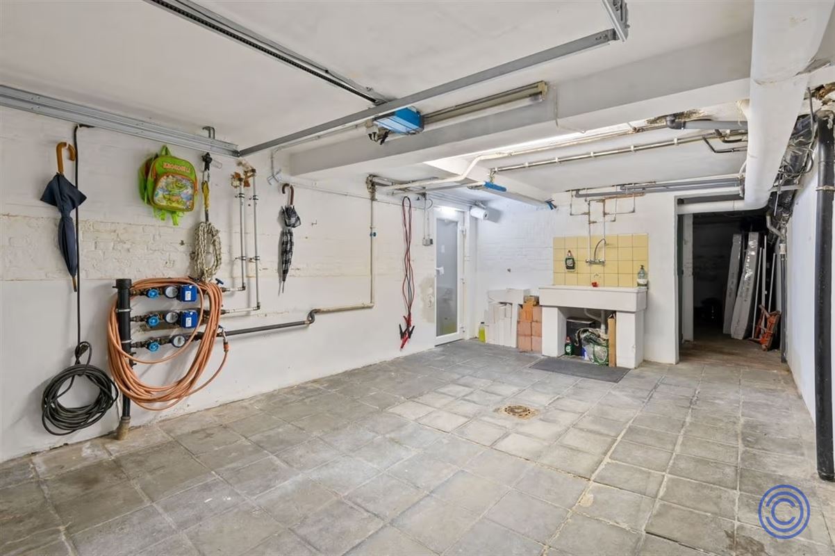 Instapklaar gelijkvloers met 3 slpk + tuin + dubbele garage!