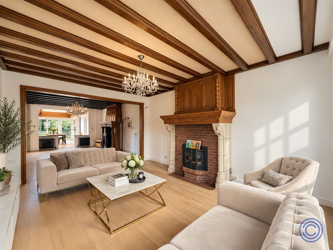 Exceptionally spacious 3-bedroom apartment with a garden and a double garage