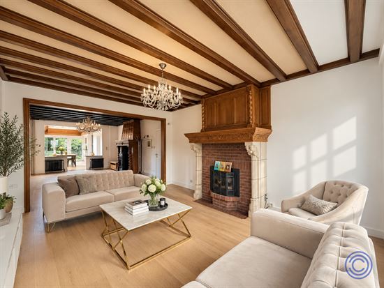 Exceptionally spacious 3-bedroom apartment with a garden and a double garage