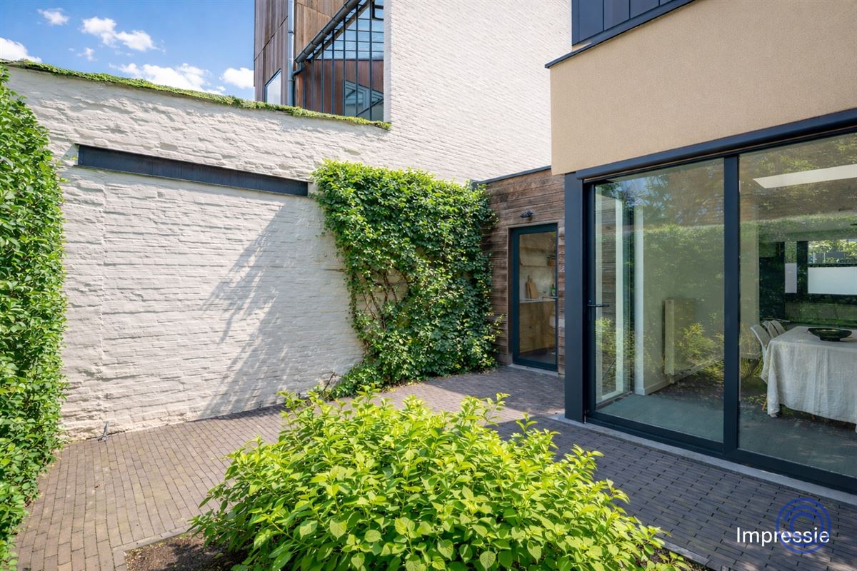 Handsome townhouse with 3 spacious bedrooms and city garden!