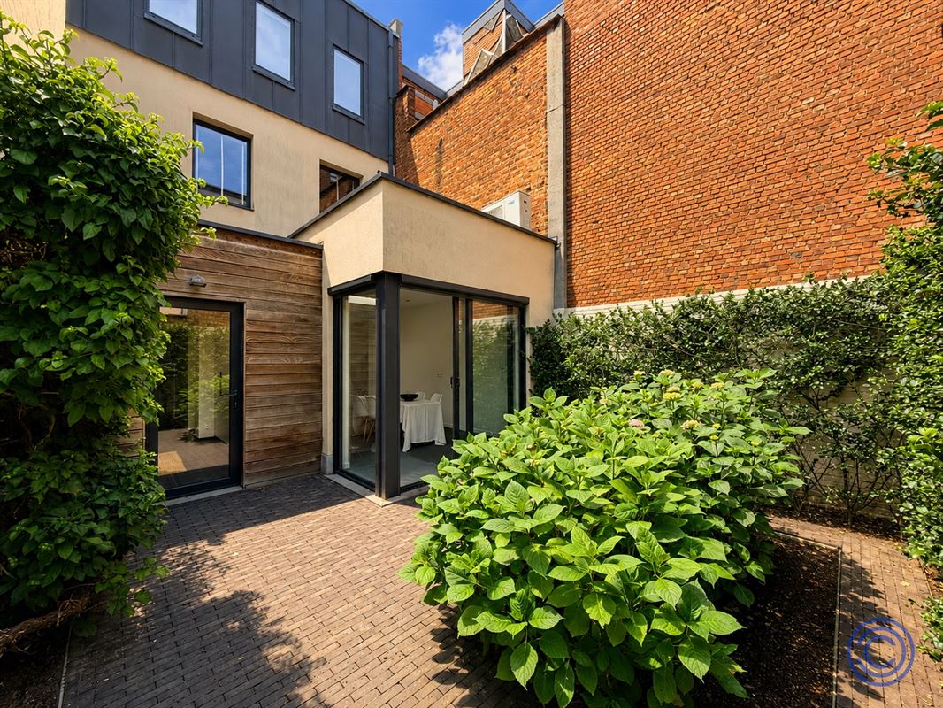 Stately, renovated townhouse with 3 spacious bedrooms and city garden!