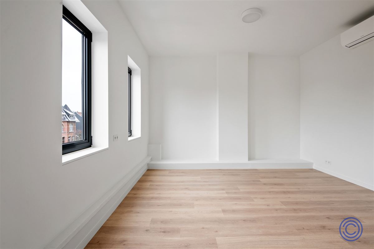 Stately, renovated townhouse with 3 spacious bedrooms and city garden!