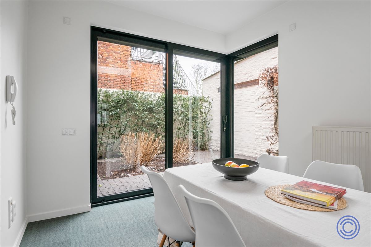 Handsome townhouse with 3 spacious bedrooms and city garden!