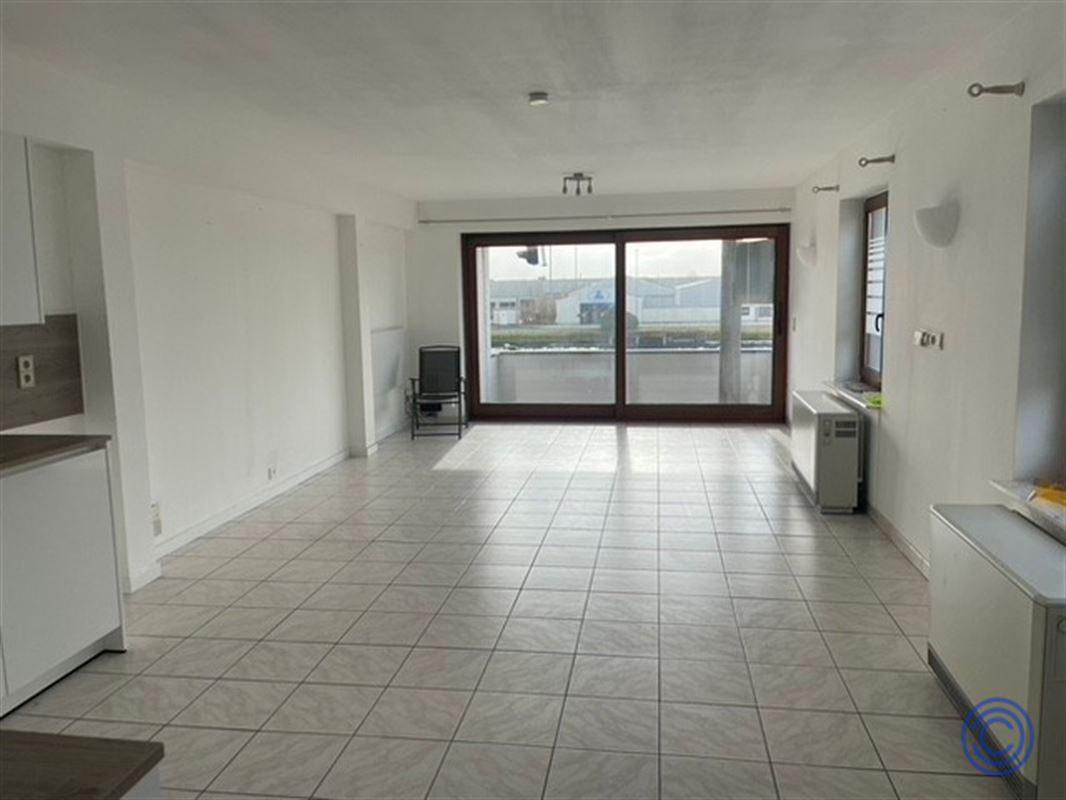 Rented commercial property with triplex apartment in central location!
