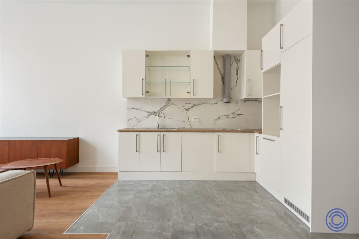 Move-in ready, spacious 2-bedroom apartment in handsome townhouse!