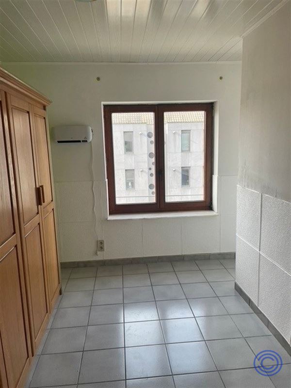 Rented commercial property with triplex apartment in central location!