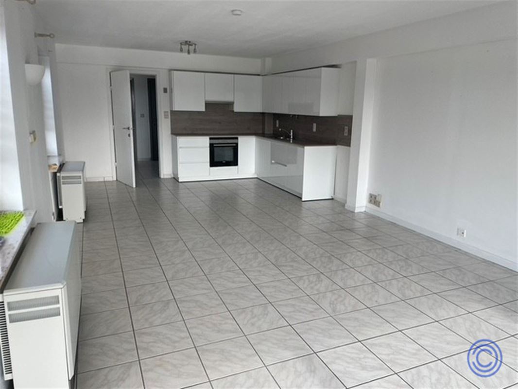 Rented commercial property with triplex apartment in central location!
