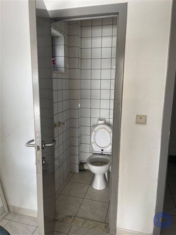 Rented commercial property with triplex apartment in central location!