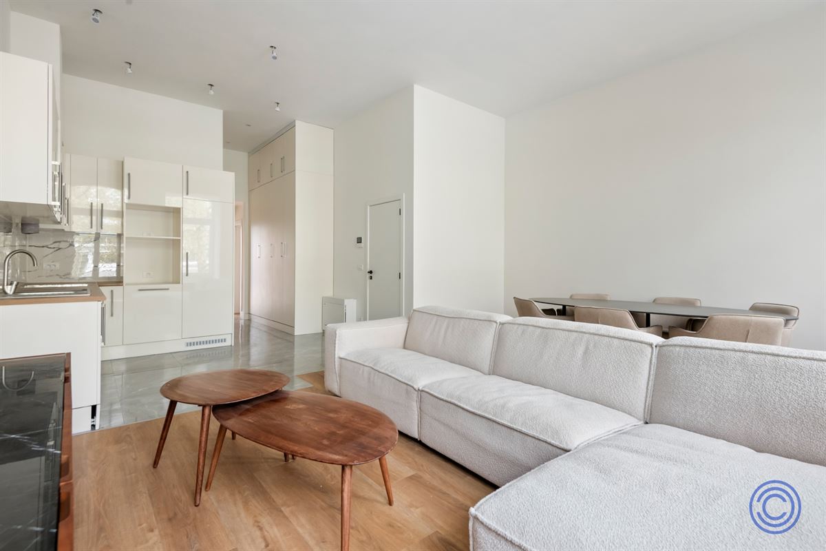 Move-in ready, spacious 2-bedroom apartment in handsome townhouse!