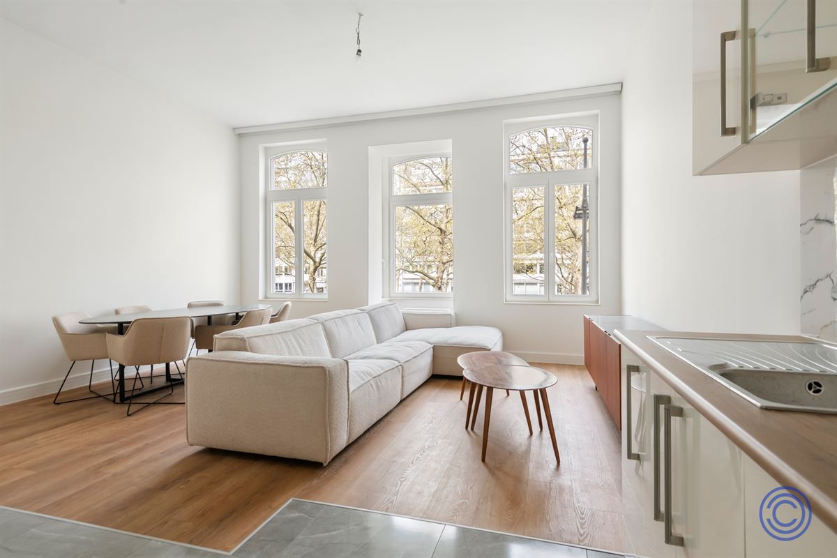 Move-in ready, spacious 2-bedroom apartment in handsome townhouse!