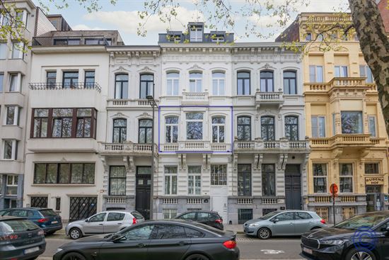 Move-in ready, spacious 2-bedroom apartment in handsome townhouse!