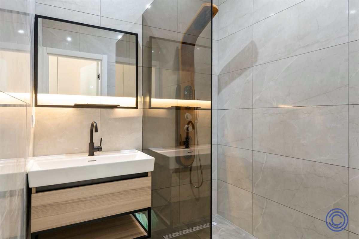 Move-in ready, spacious 2-bedroom apartment in handsome townhouse!
