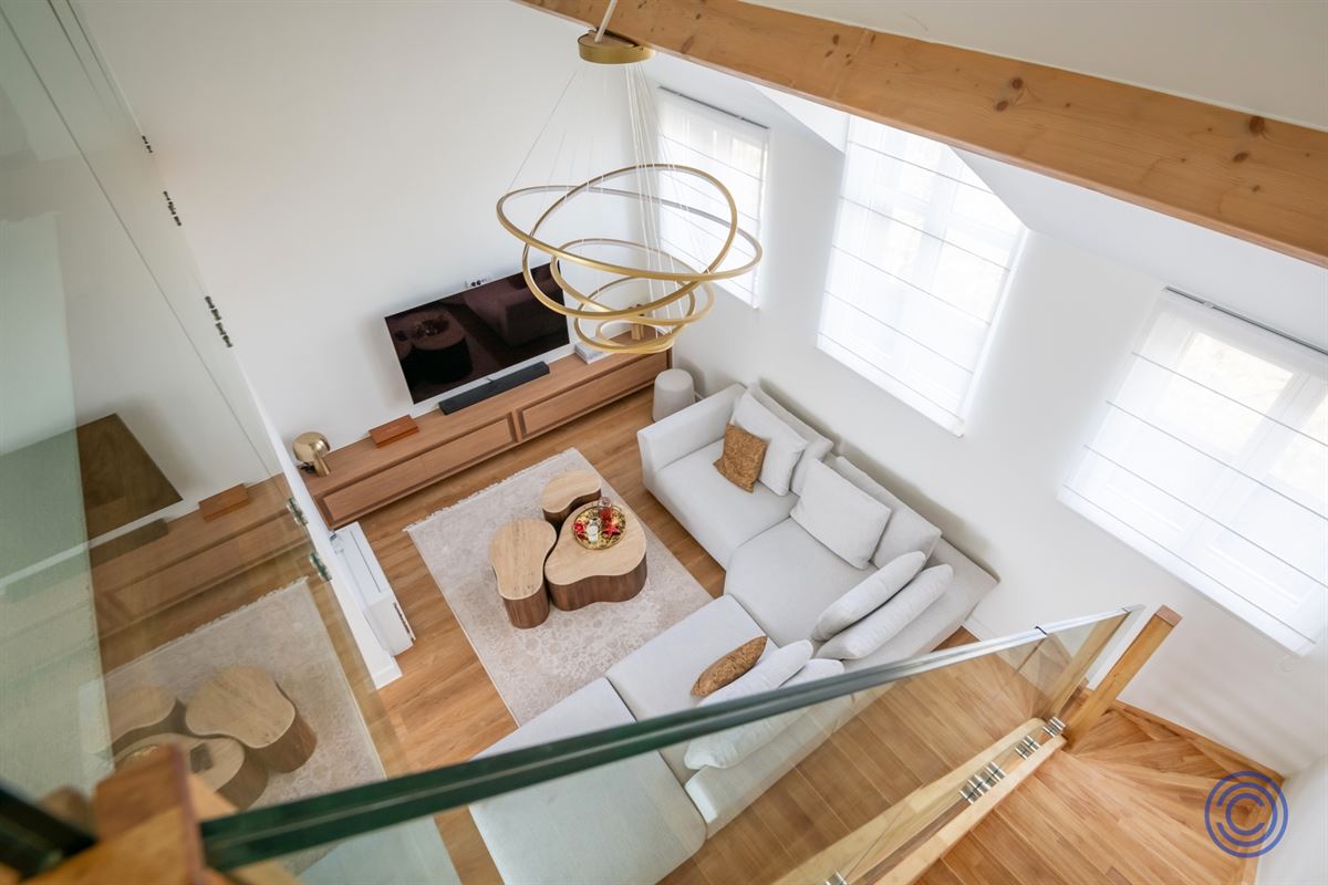 Luxurious duplex with sun-drenched roof terrace in TOP location