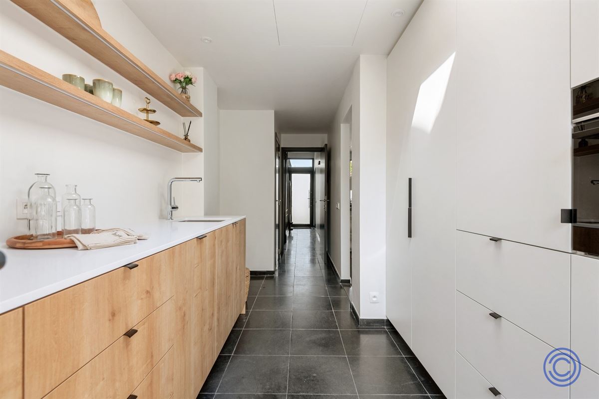Immeuble de maître majestueux équipé de panneaux solaires, comprenant 3 chambres spacieuses, un jardin en ville et une grande allée avec borne de recharge !
