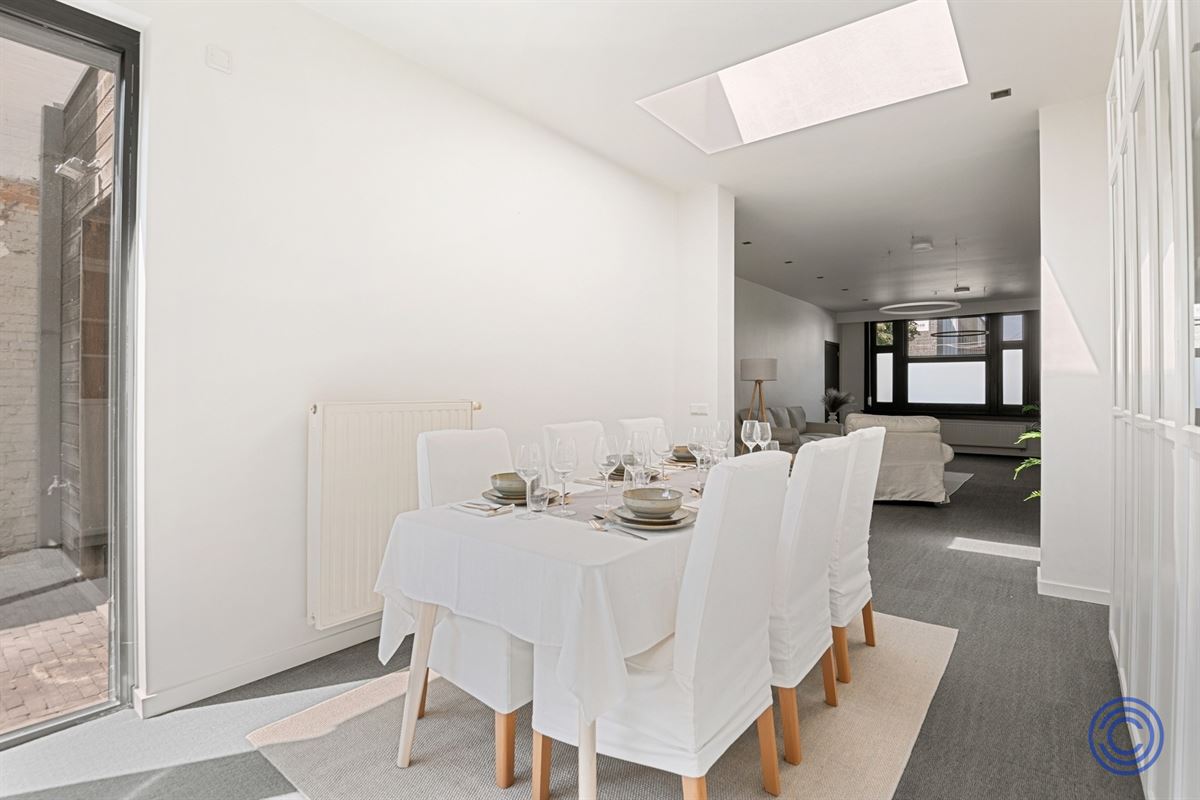 Immeuble de maître majestueux équipé de panneaux solaires, comprenant 3 chambres spacieuses, un jardin en ville et une grande allée avec borne de recharge !