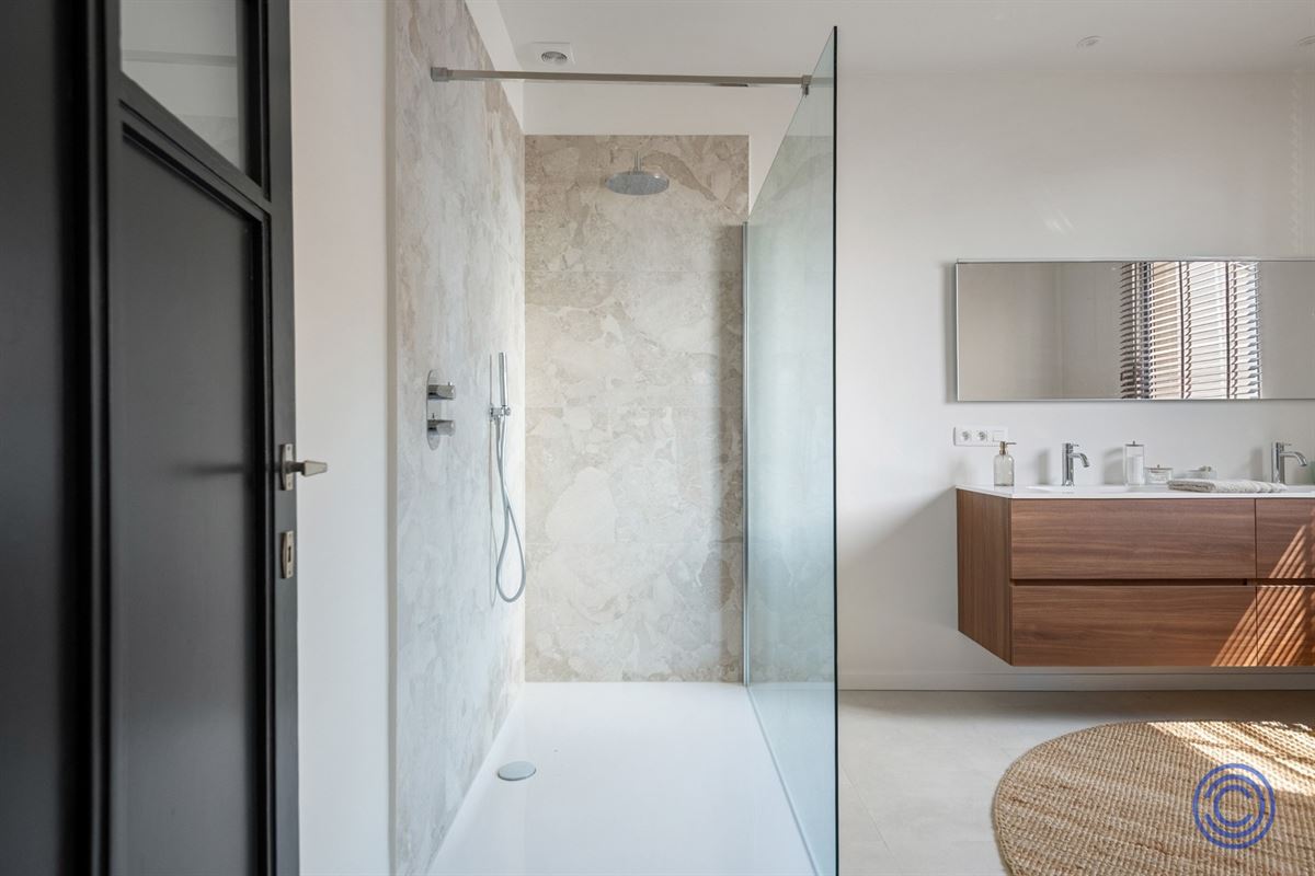 Immeuble de maître majestueux équipé de panneaux solaires, comprenant 3 chambres spacieuses, un jardin en ville et une grande allée avec borne de recharge !