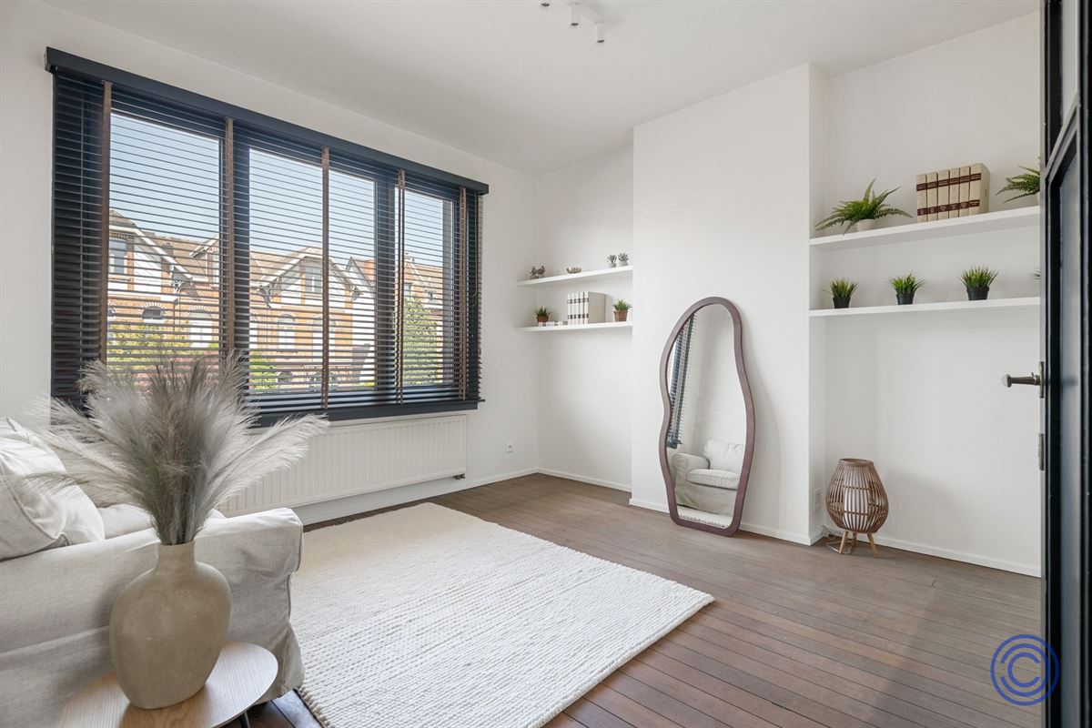 Immeuble de maître majestueux équipé de panneaux solaires, comprenant 3 chambres spacieuses, un jardin en ville et une grande allée avec borne de recharge !