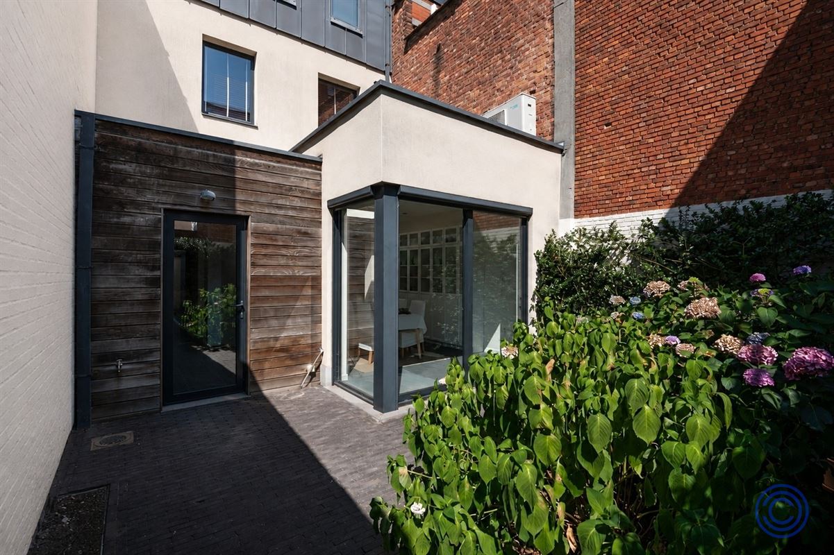 Immeuble de maître majestueux équipé de panneaux solaires, comprenant 3 chambres spacieuses, un jardin en ville et une grande allée avec borne de recharge !