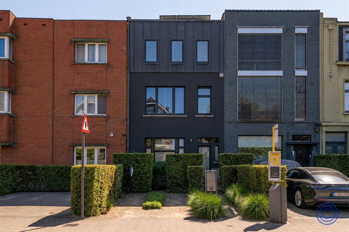 Immeuble de maître majestueux équipé de panneaux solaires, comprenant 3 chambres spacieuses, un jardin en ville et une grande allée avec borne de recharge !