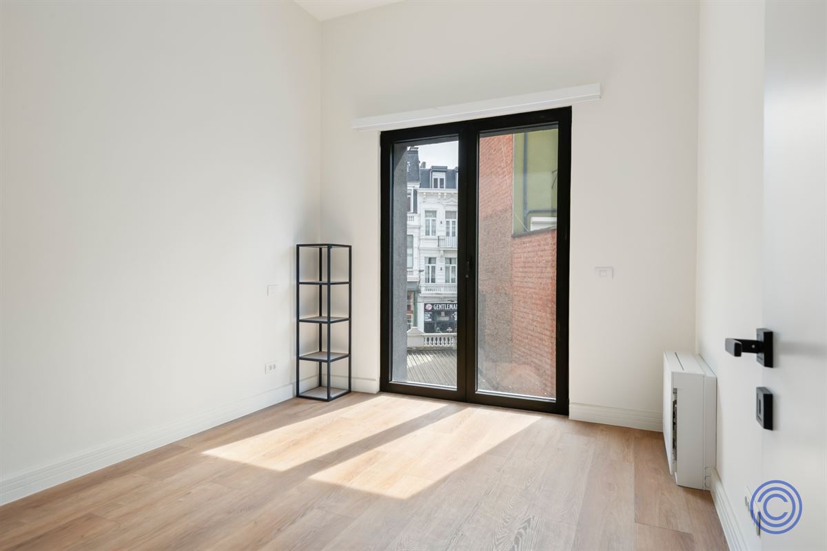 Move-in ready, spacious 2-bedroom apartment in handsome townhouse!