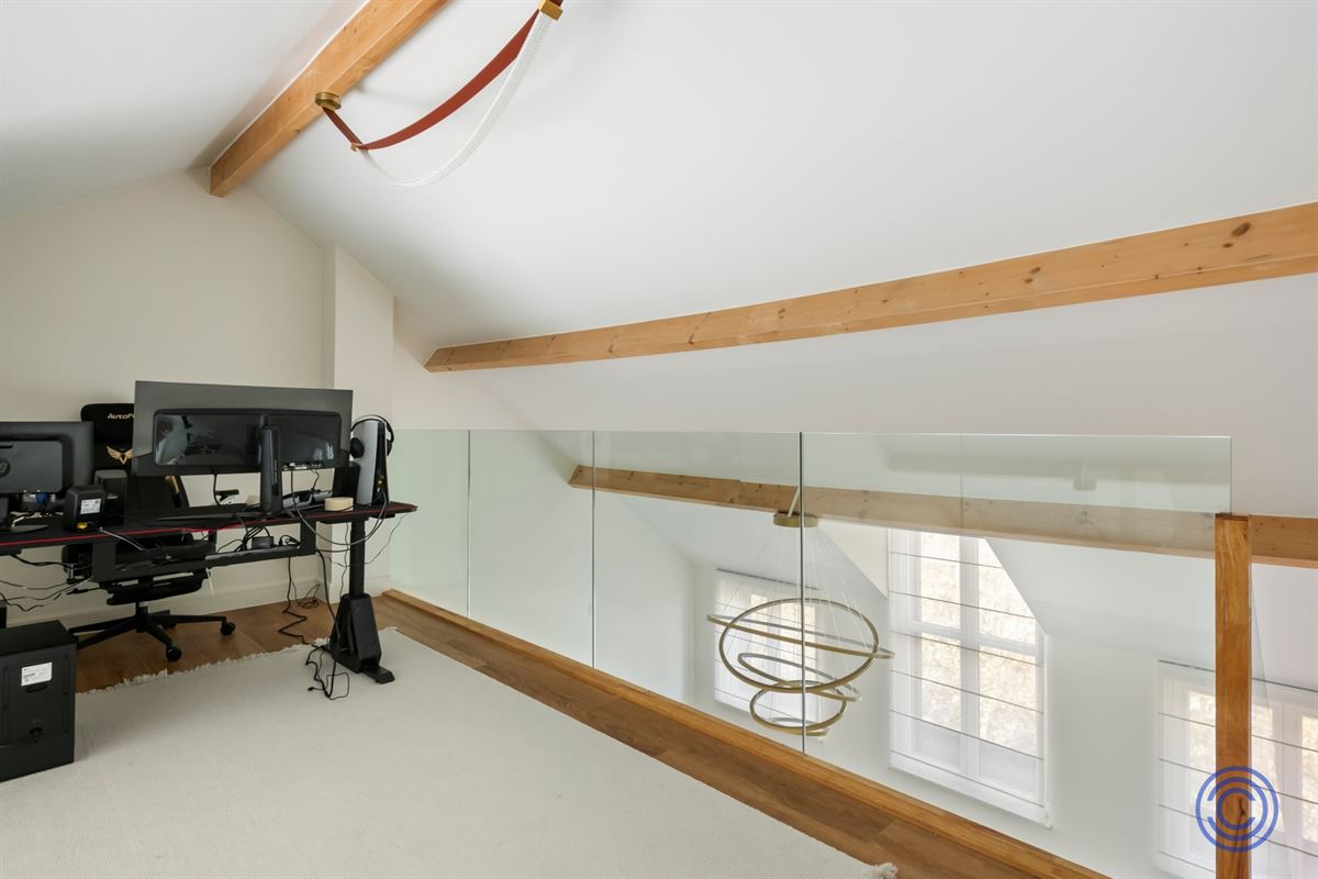 Luxurious duplex with sun-drenched roof terrace in TOP location