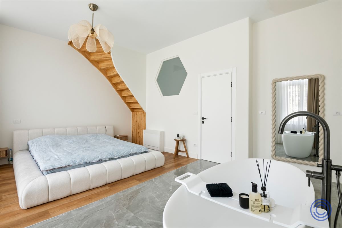 Luxurious duplex with sun-drenched roof terrace in TOP location