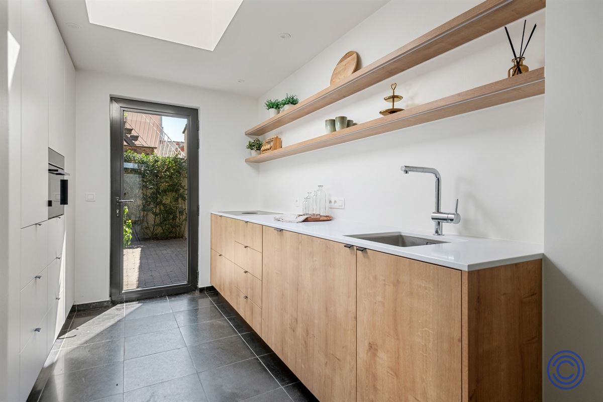 Immeuble de maître majestueux équipé de panneaux solaires, comprenant 3 chambres spacieuses, un jardin en ville et une grande allée avec borne de recharge !