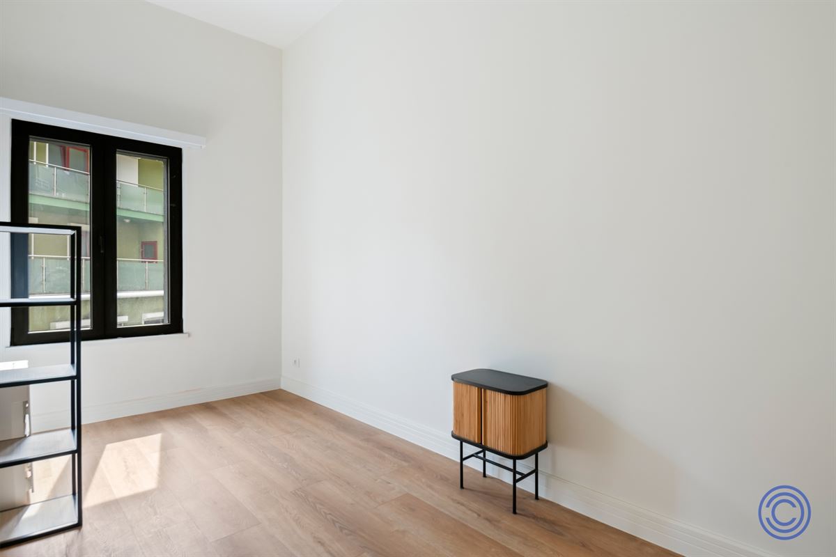 Move-in ready, spacious 2-bedroom apartment in handsome townhouse!